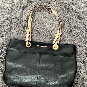 Michael Kors purse black very good condition like new.